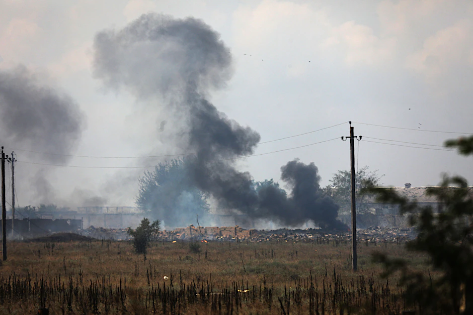 Rauch steigt über einem Explosionsort eines Munitionslagers der russischen Armee in der Nähe des Dorfes Mayskoye auf der Krim auf.