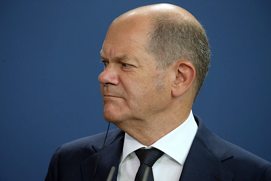 Scholz verfolgt sichtlich angespannt die Ausführungen des Palästinenserpräsidenten Mahmud Abbas im Kanzleramt.