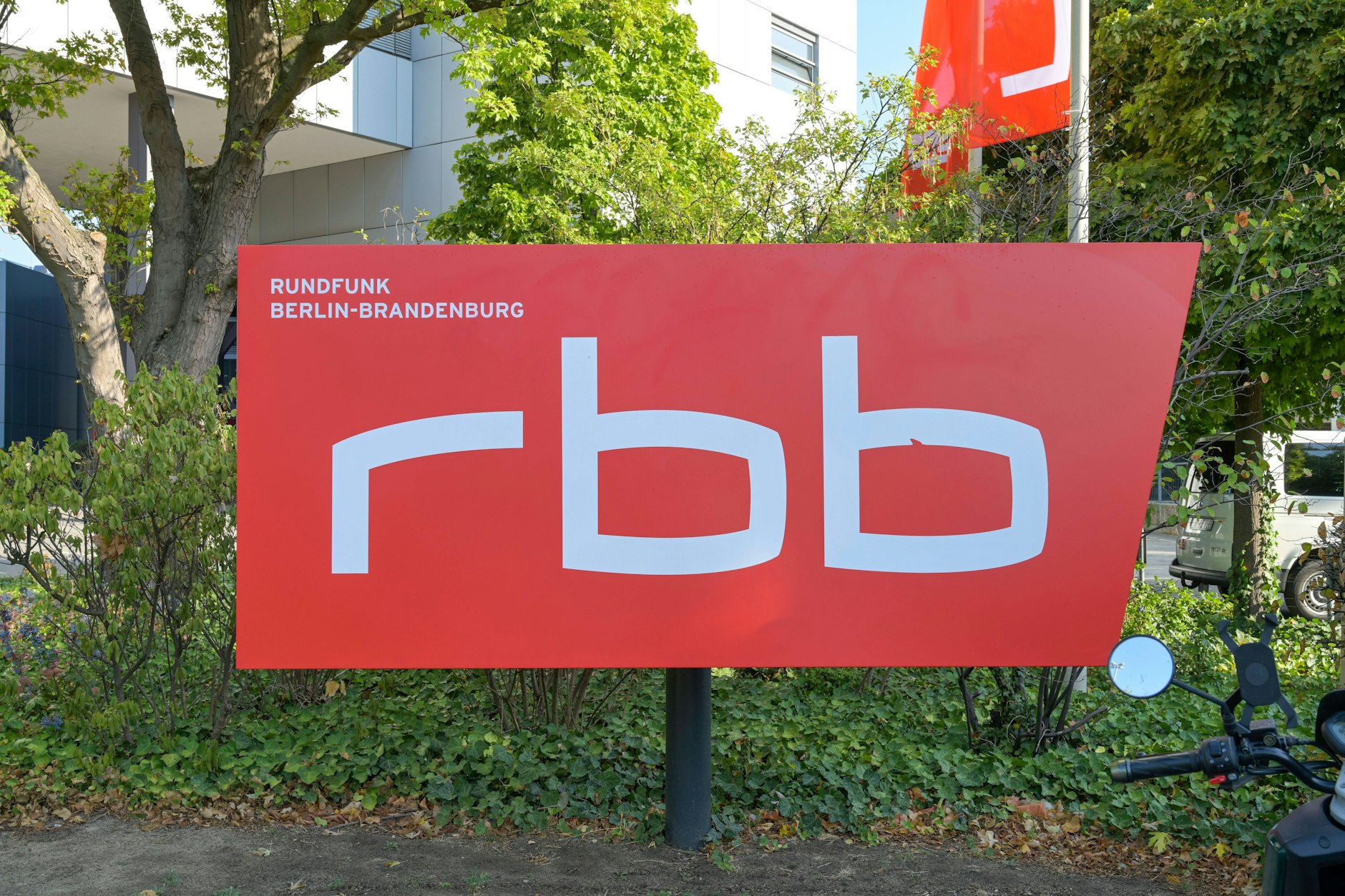 Das RBB-Logo am Eingang des Senders in Berlin.