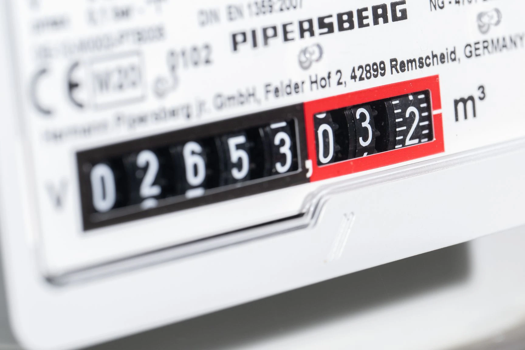 Die Gasumlage bedeutet zunächst zusätzlich 2,4 Cent pro Kilowattstunde, die alle Gaskunden bezahlen müssen, Privathaushalte ebenso wie Firmen.
