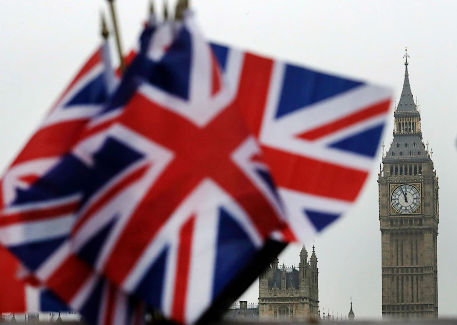 ARCHIV - Britische Flaggen wehen in der Nähe des berühmten Uhrturms Big Ben in London.  