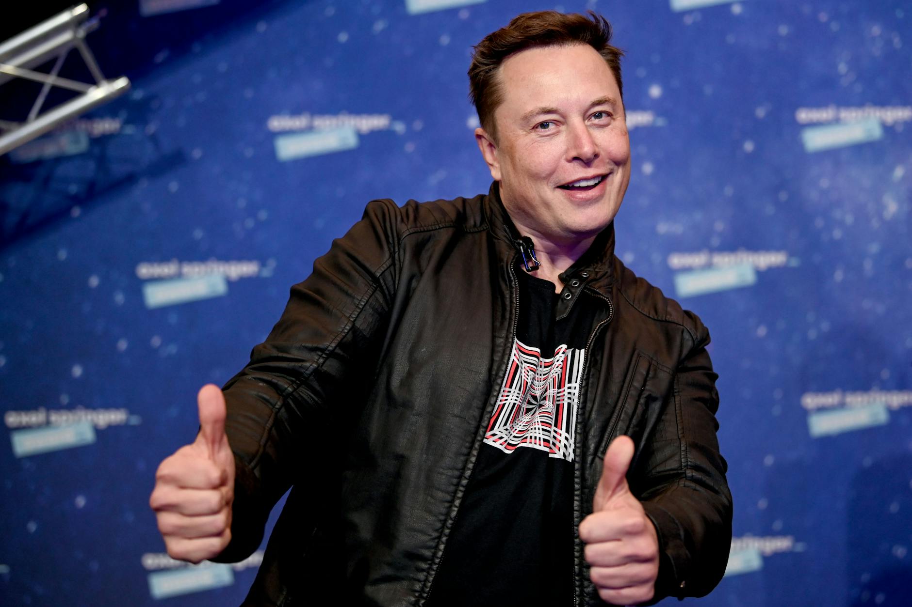 Multi-Milliardär Elon Musk hat auf Twitter eine merkwürdige Ankündigung gemacht.