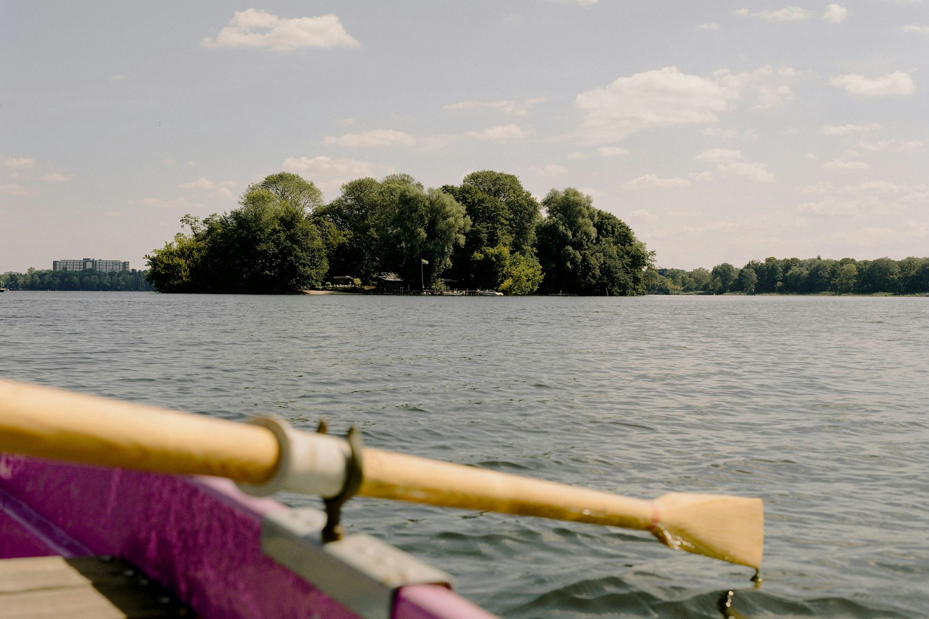 Blick vom Boot auf dem Tegeler See auf die Insel Lindwerder, anlegen darf man dort allerdings nicht.