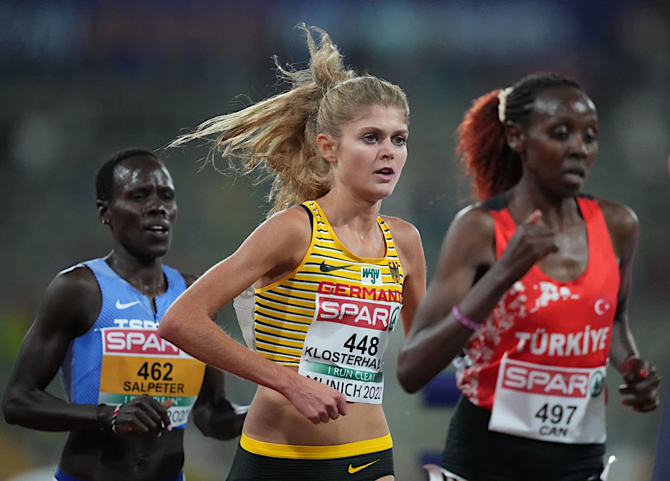Ist über 10.000 Meter ohne Medaille geblieben: Konstanze Klosterhalfen (M) wurde Vierte.  