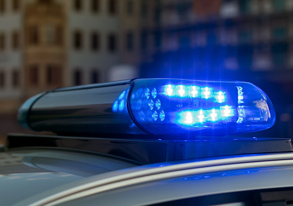 ARCHIV - Das Blaulicht auf einem Fahrzeug der Polizei leuchtet in der Dunkelheit.  ld/dpa/Symbolbild