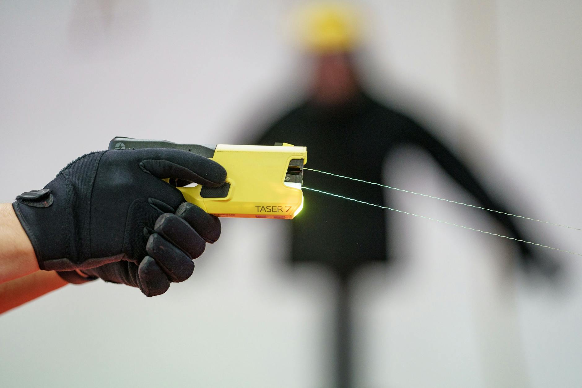 Taser verschießen kleine Pfeile an Drähten. Wird der Schalter gedrückt, dann wird die Zielperson mit 50.000 Volt bis zu fünf Sekunden lang gelähmt.