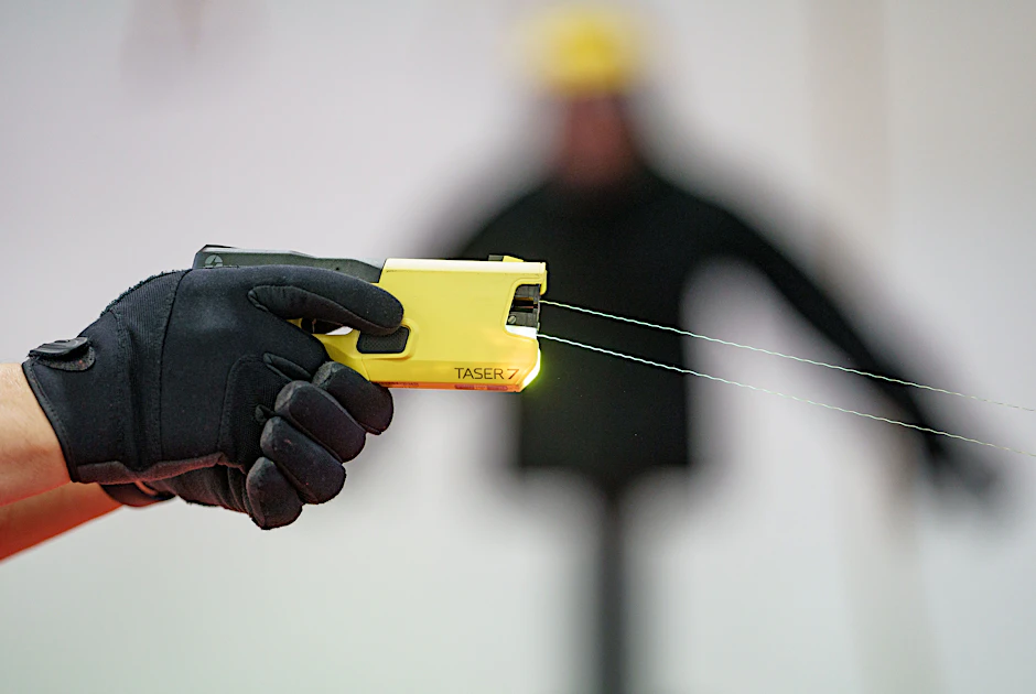Ein Taser verschießt kleine Pfeile an Drähten. Mit 50.000 Volt wird die Zielperson dann gelähmt.
