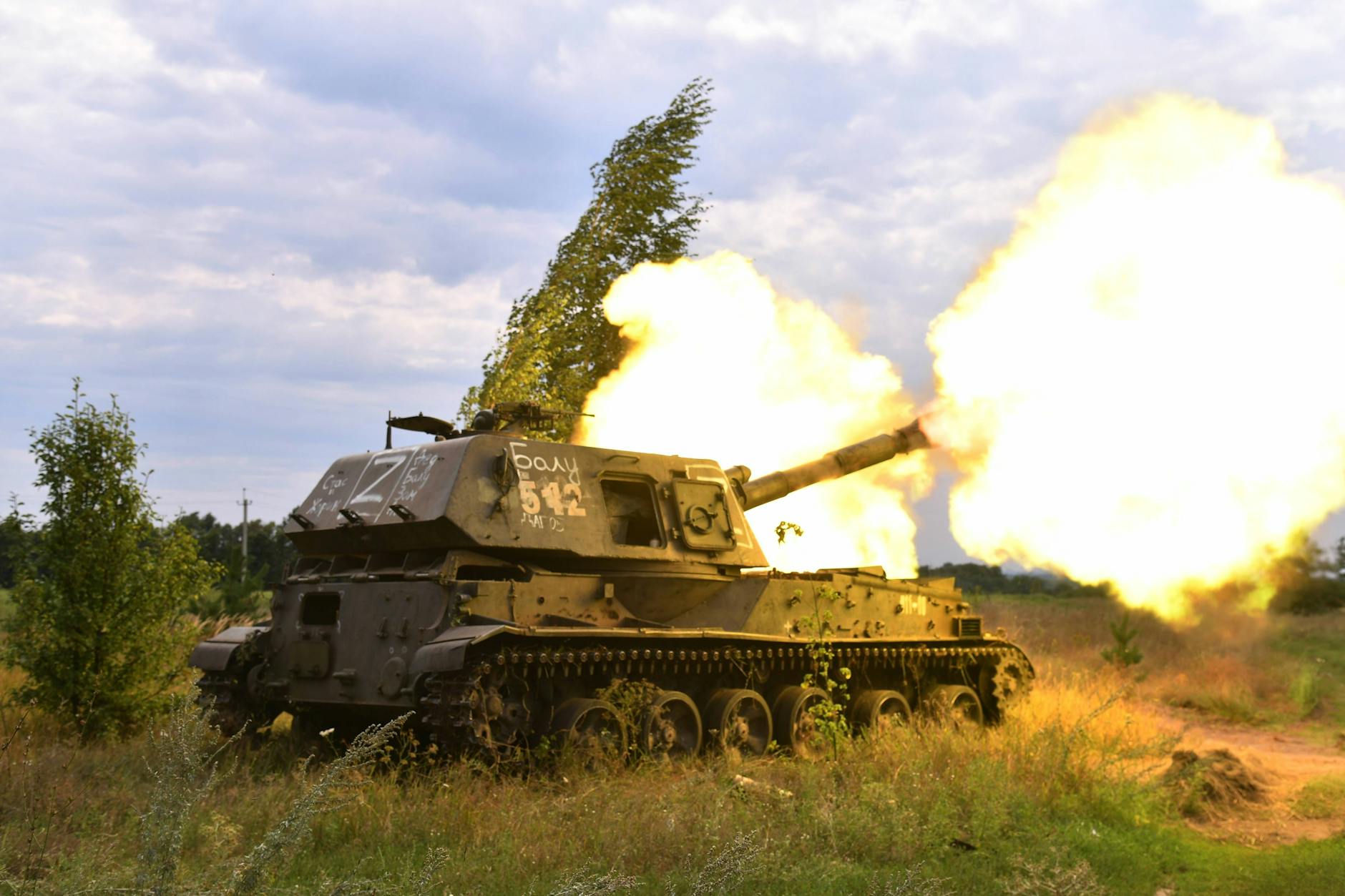 Ein russisches Panzer feuert in der Region Charkiw Geschosse ab.