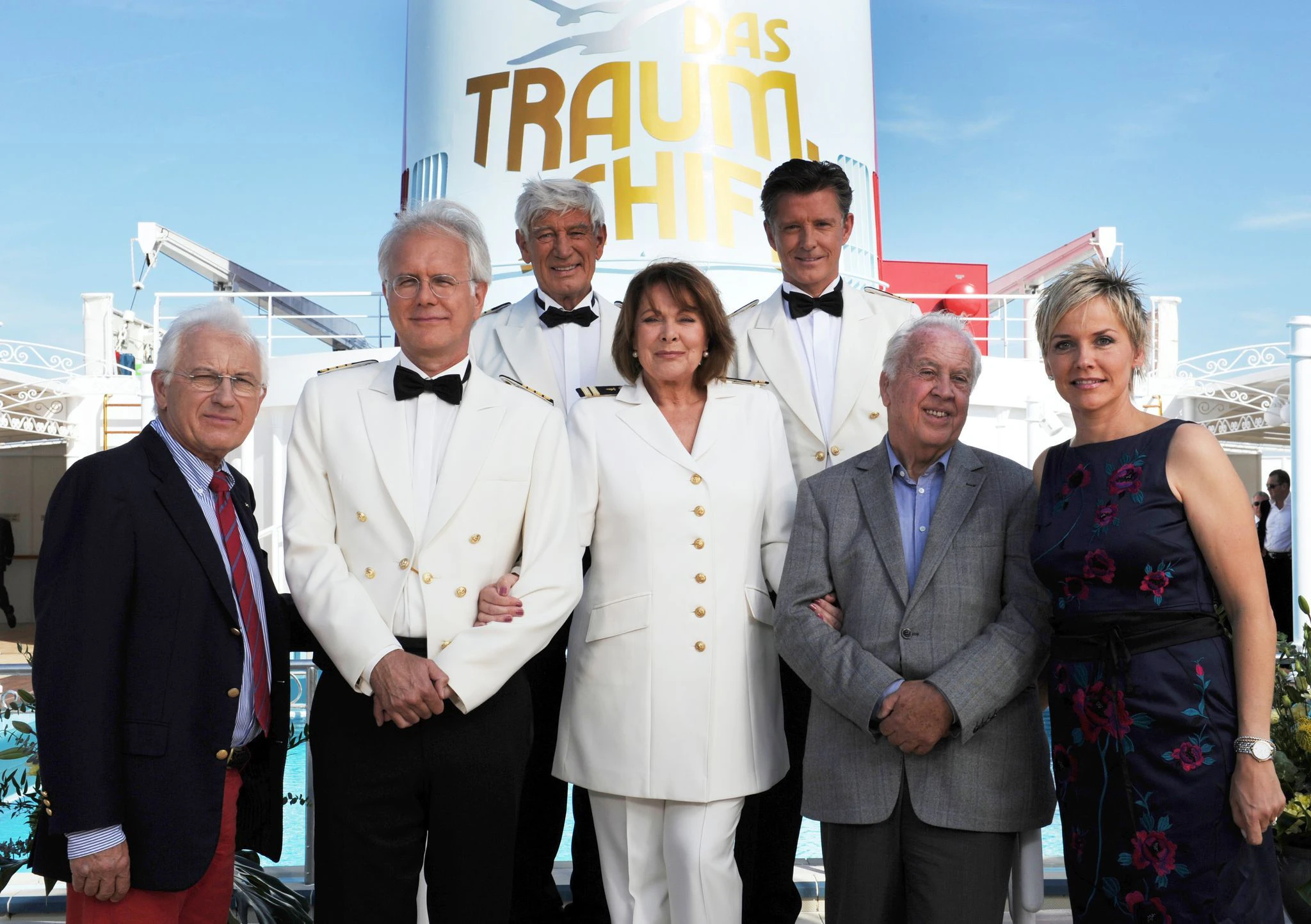 ARCHIV - Auf dem «Traumschiff» ist Harald Schmidt der Kreuzfahrtdirektor Oskar Schifferle.  