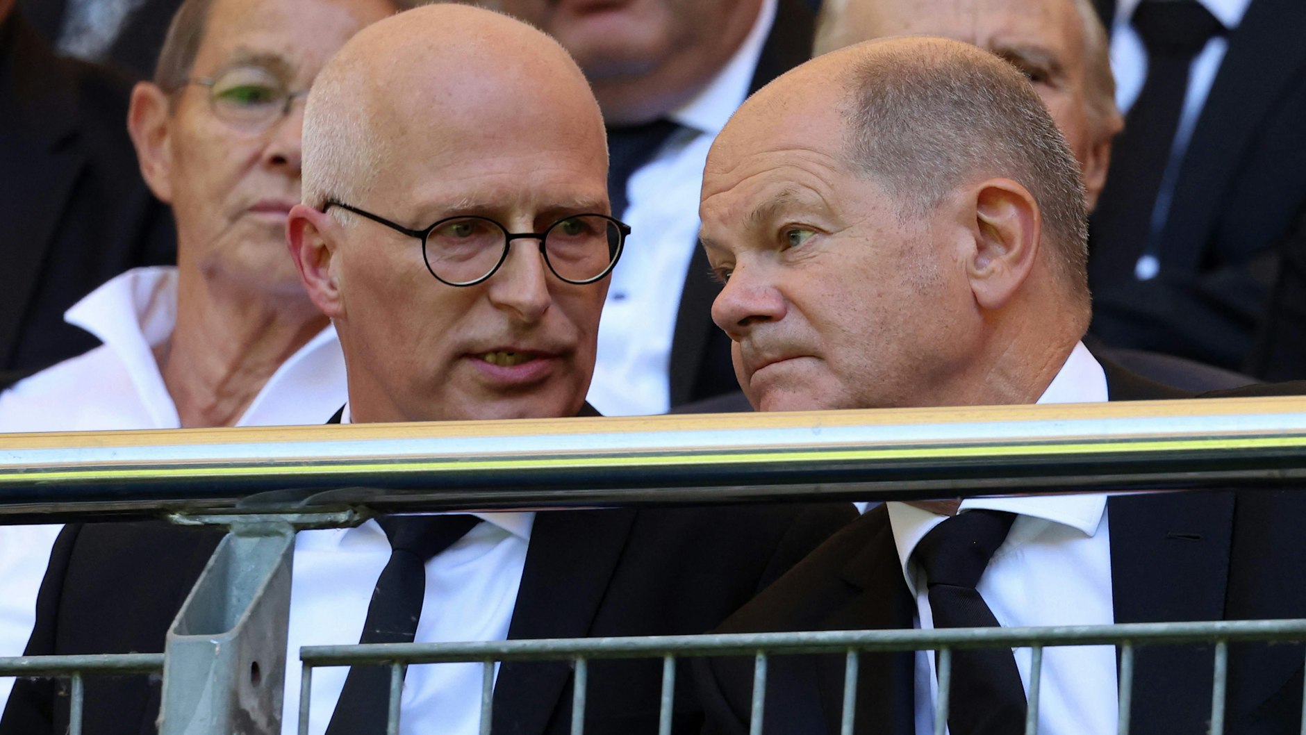 Kanzler Olaf Scholz (SPD, r.) und sein Parteifreund und damaliger Hamburger Finanzsenator Peter Tschentscher stehen im Zentrum der Steuer-Affäre.