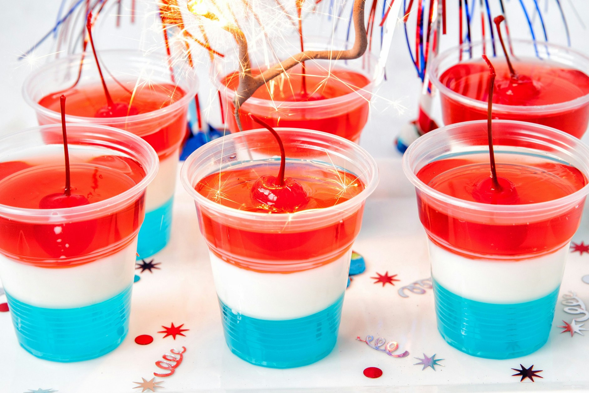 Wer mag, kann auch unterschiedliche Farben in die kleinen Gläser füllen - dann muss jede Schicht aber erst fest werden. Auch separat abgefüllt werden die Jello Shots aber ein echter Hingucker.