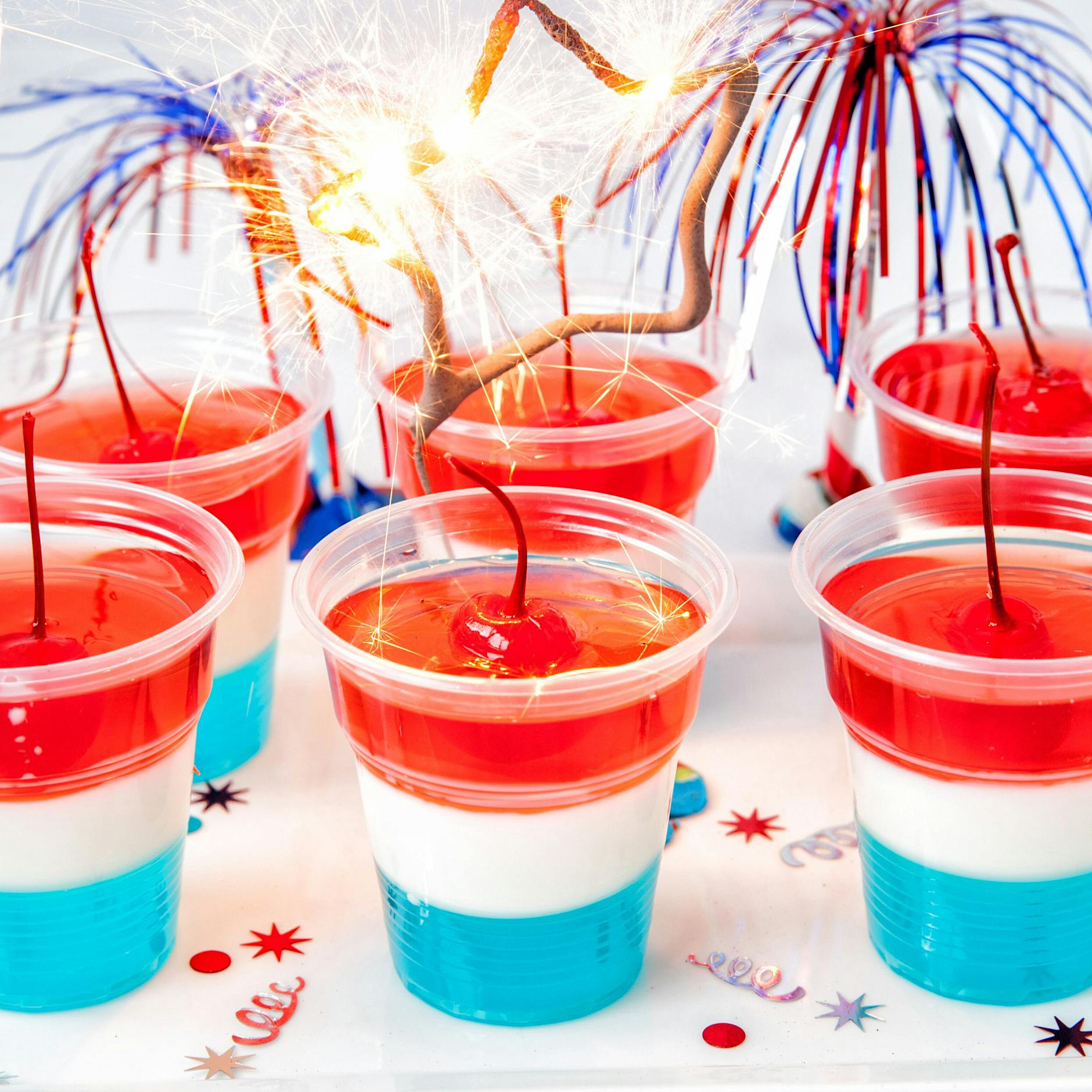 Der Kracher auf jeder Party! Rezept für Wackelpudding mit Alkohol: So machen Sie „Jello Shots“ ganz einfach selbst