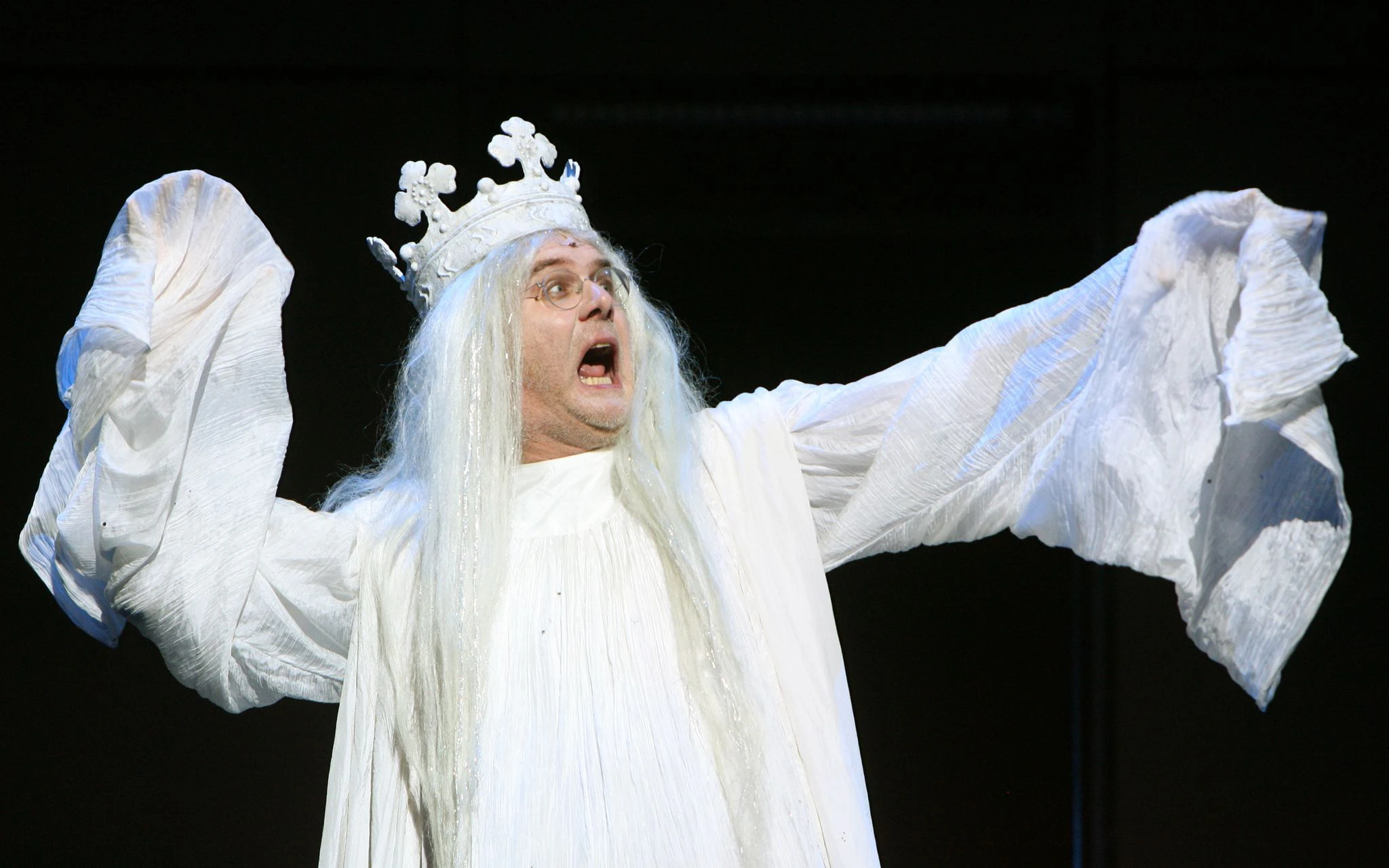 ARCHIV - Auf der Bühne fühlt er sich wohl: Harald Schmidt als Polonius (Geist von Hamlets Vater) im Stuttgarter Schauspielhaus.  