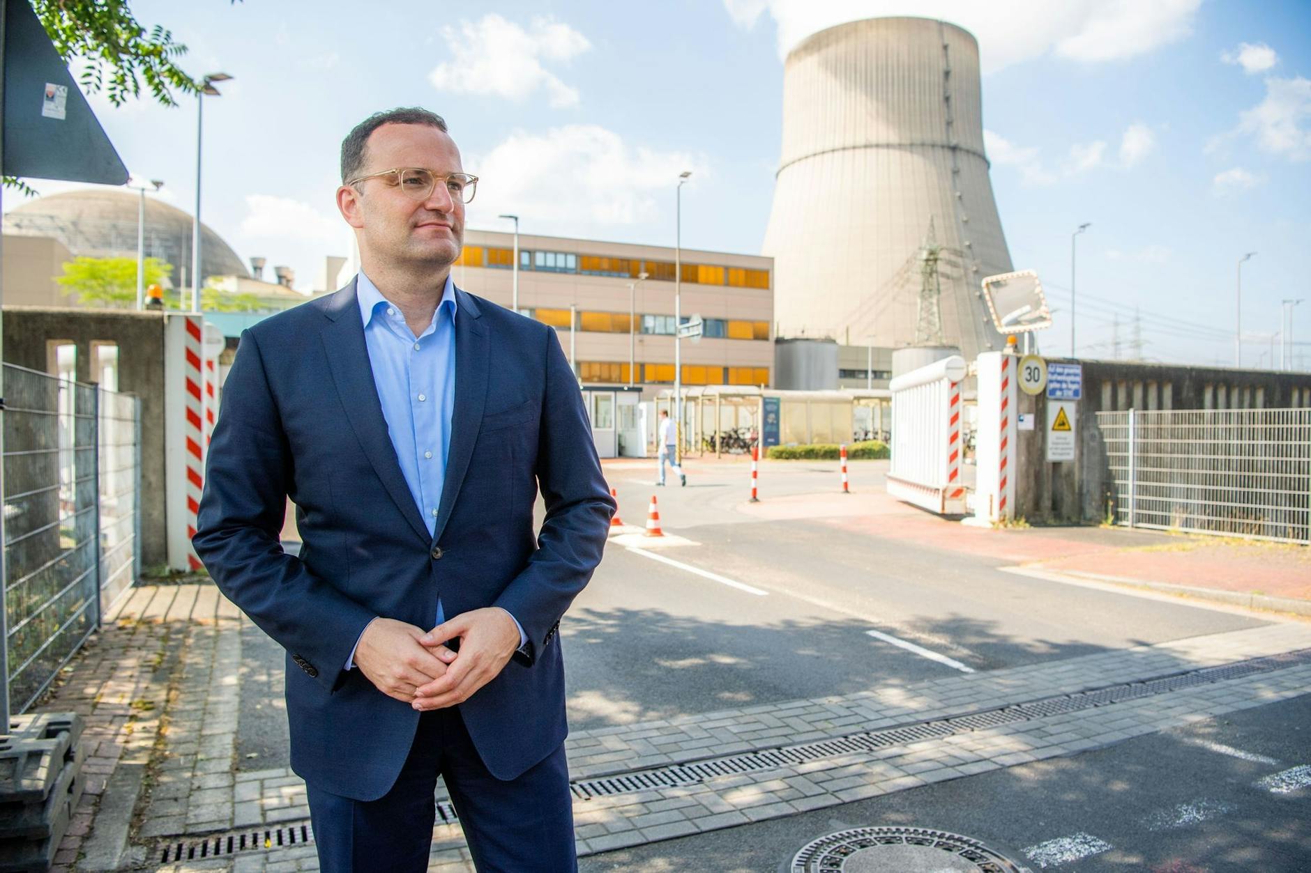 Jens Spahn (CDU), stellvertretender Fraktionsvorsitzender, posiert vor dem Kernkraftwerk Emsland.