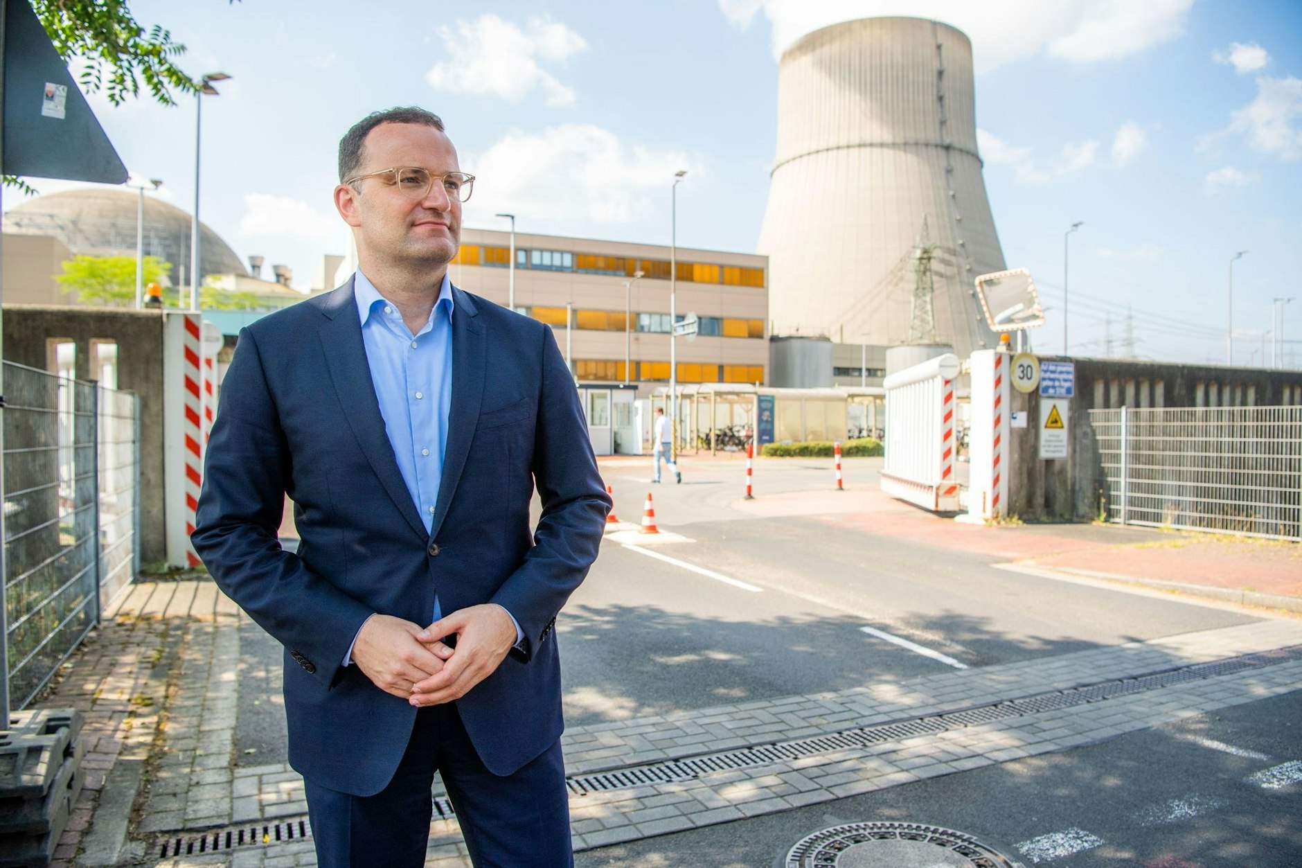 Jens Spahn (CDU), stellvertretender Fraktionsvorsitzender, posiert vor dem Kernkraftwerk Emsland.  