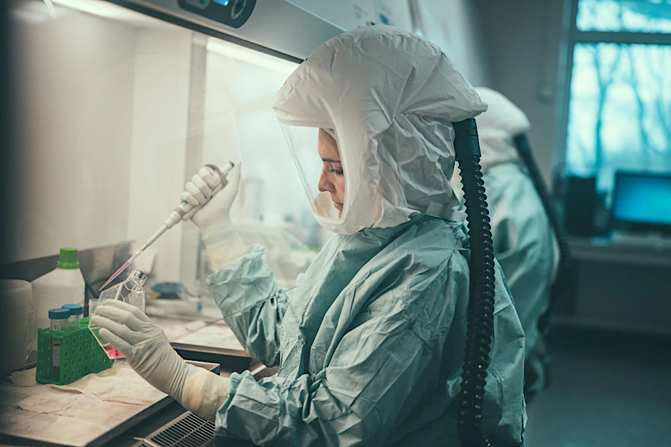 Affenpocken breiten sich inzwischen auch außerhalb der MSM-Szene aus, befürchtet wird eine Impfstoffknappheit. Im Bild eine Mitarbeiterin des Instituts für Mikrobiologie der Bundeswehr in München.