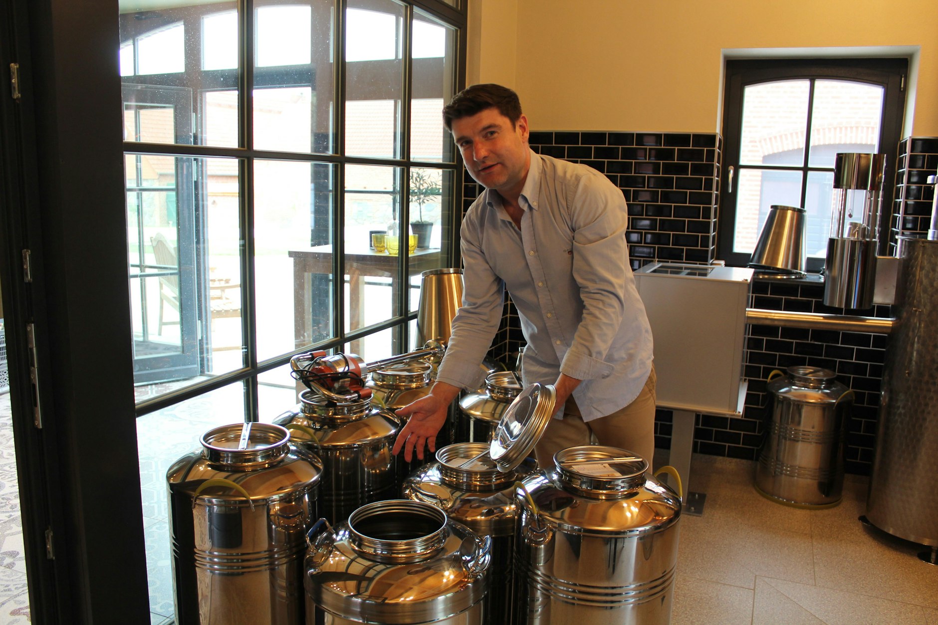 Nach dem Brennen hat der Gin noch einen viel zu hohen Alkoholgehalt. Deshalb wird er mit Wasser versetzt und muss in Fässern noch mehrere Wochen ruhen.