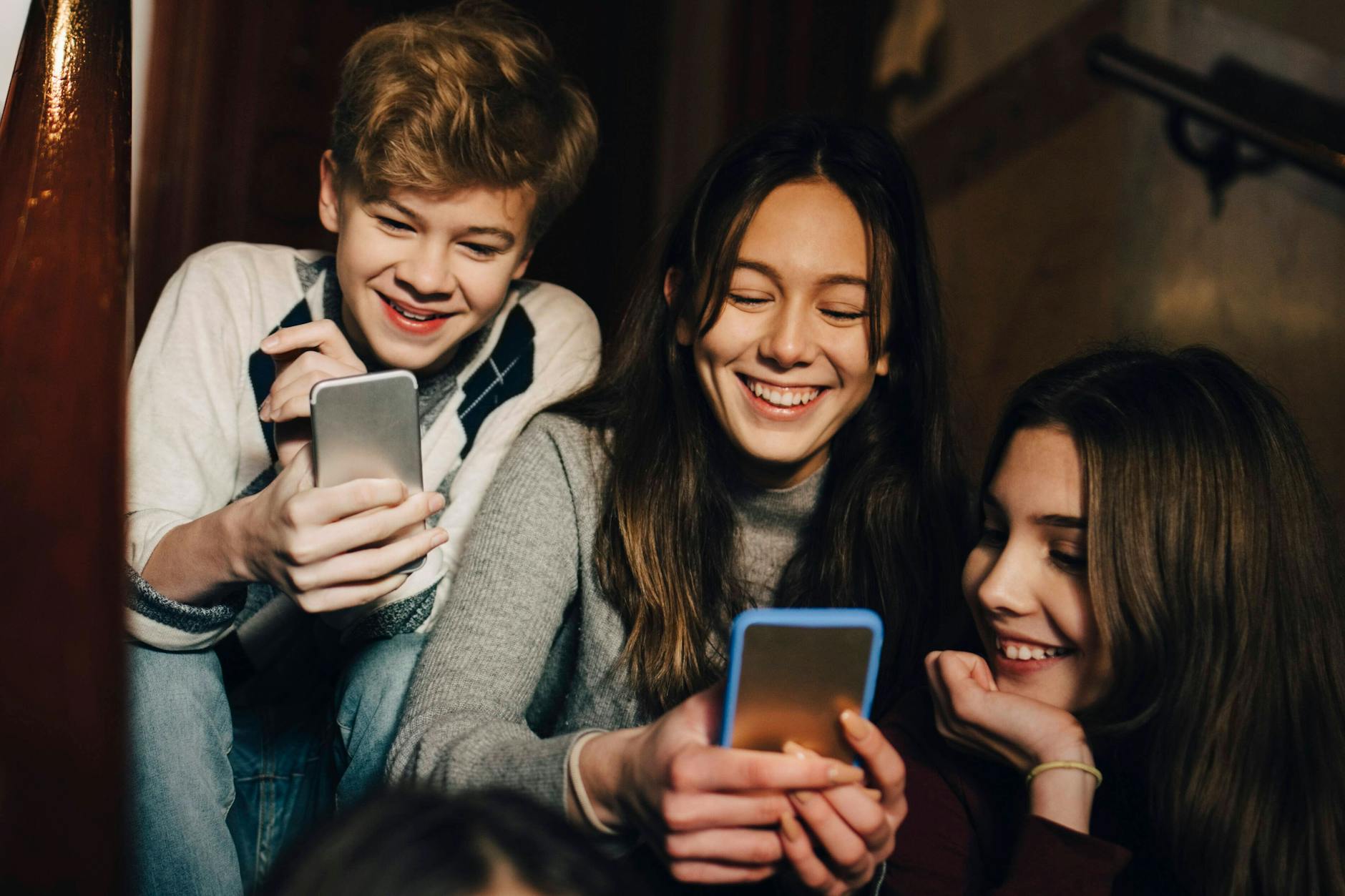 Jugendliche am Smartphone