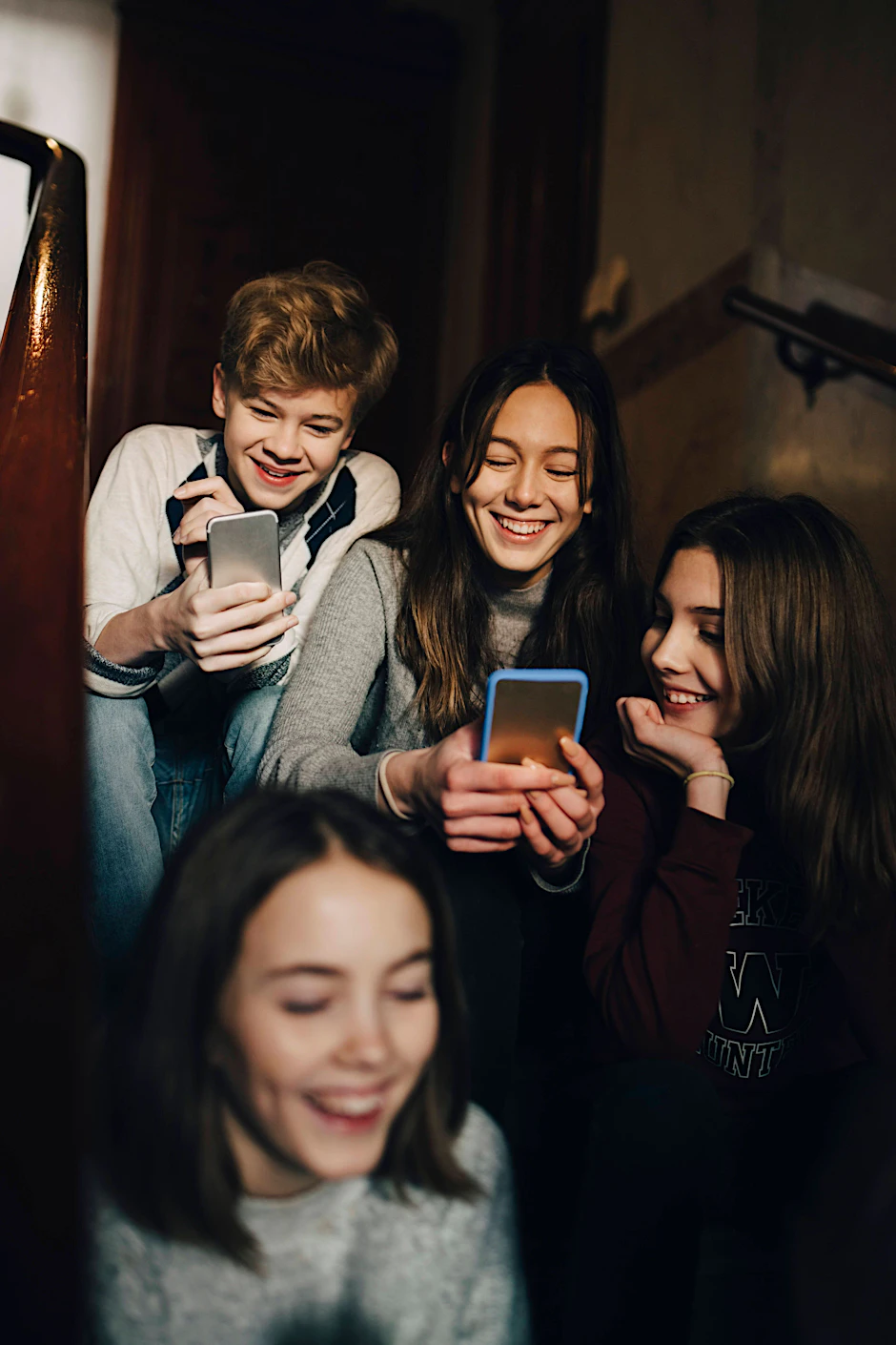 Jugendliche am Smartphone