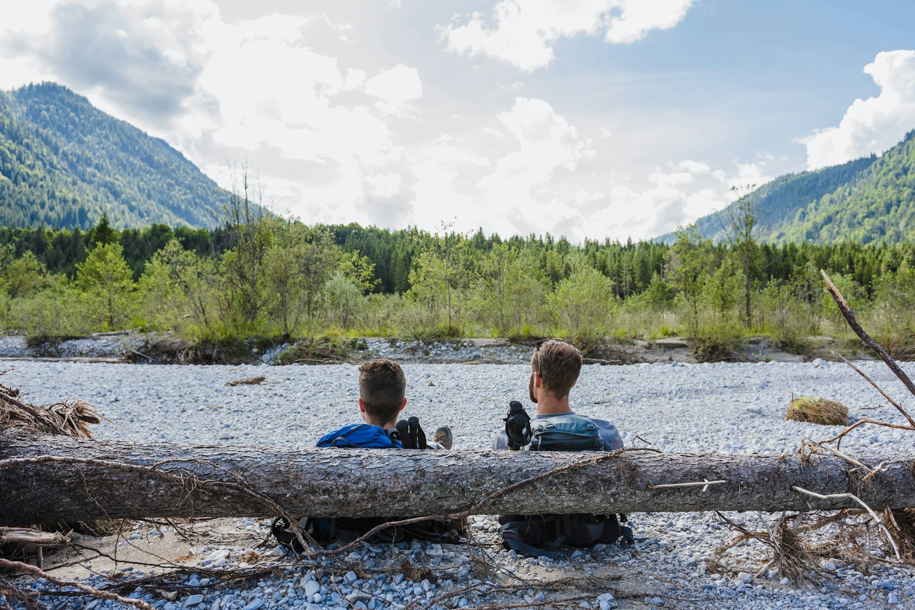 Zwei Männer pausieren nach einer Wanderung.