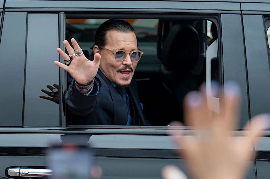 ARCHIV - Der Schauspieler Johnny Depp winkt seinen Fans zu.  