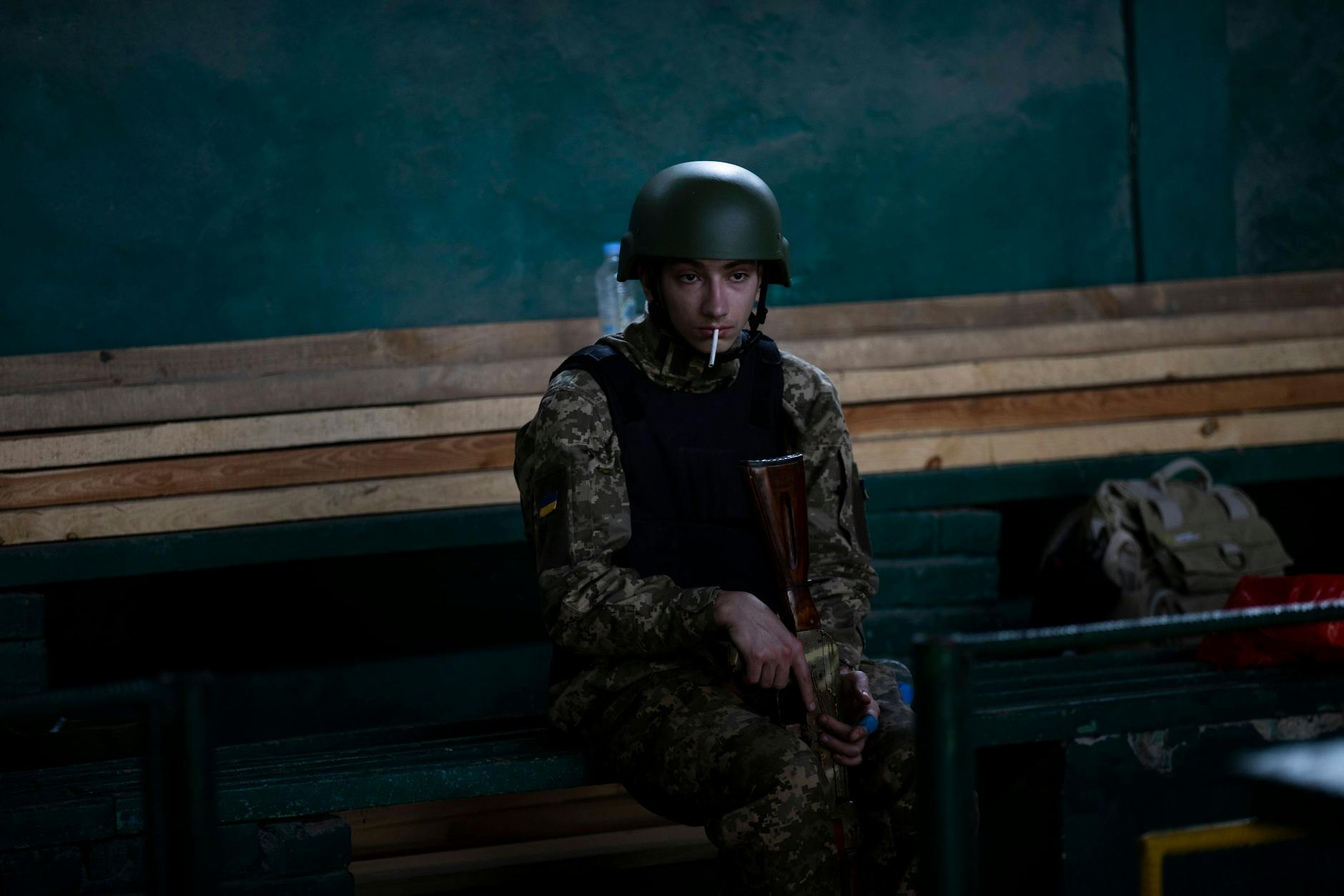 Ein ukrainischer Soldat in den Außenbezirken von Kiew.