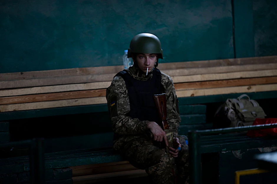 Ein ukrainischer Soldat in den Außenbezirken von Kiew.