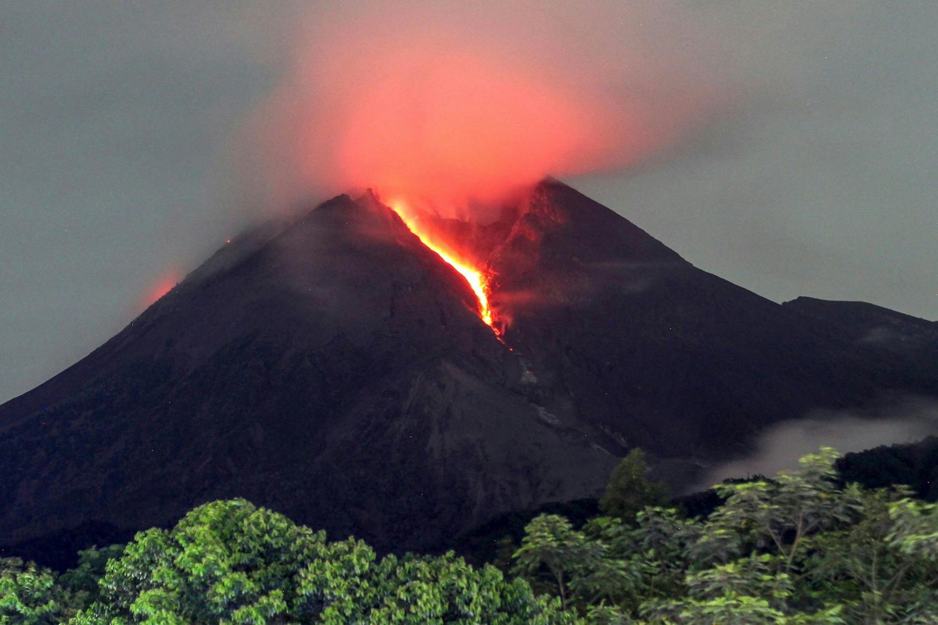 Lava fließt die Hänge am Vulkan Merapi in Indonesien hinunter.
