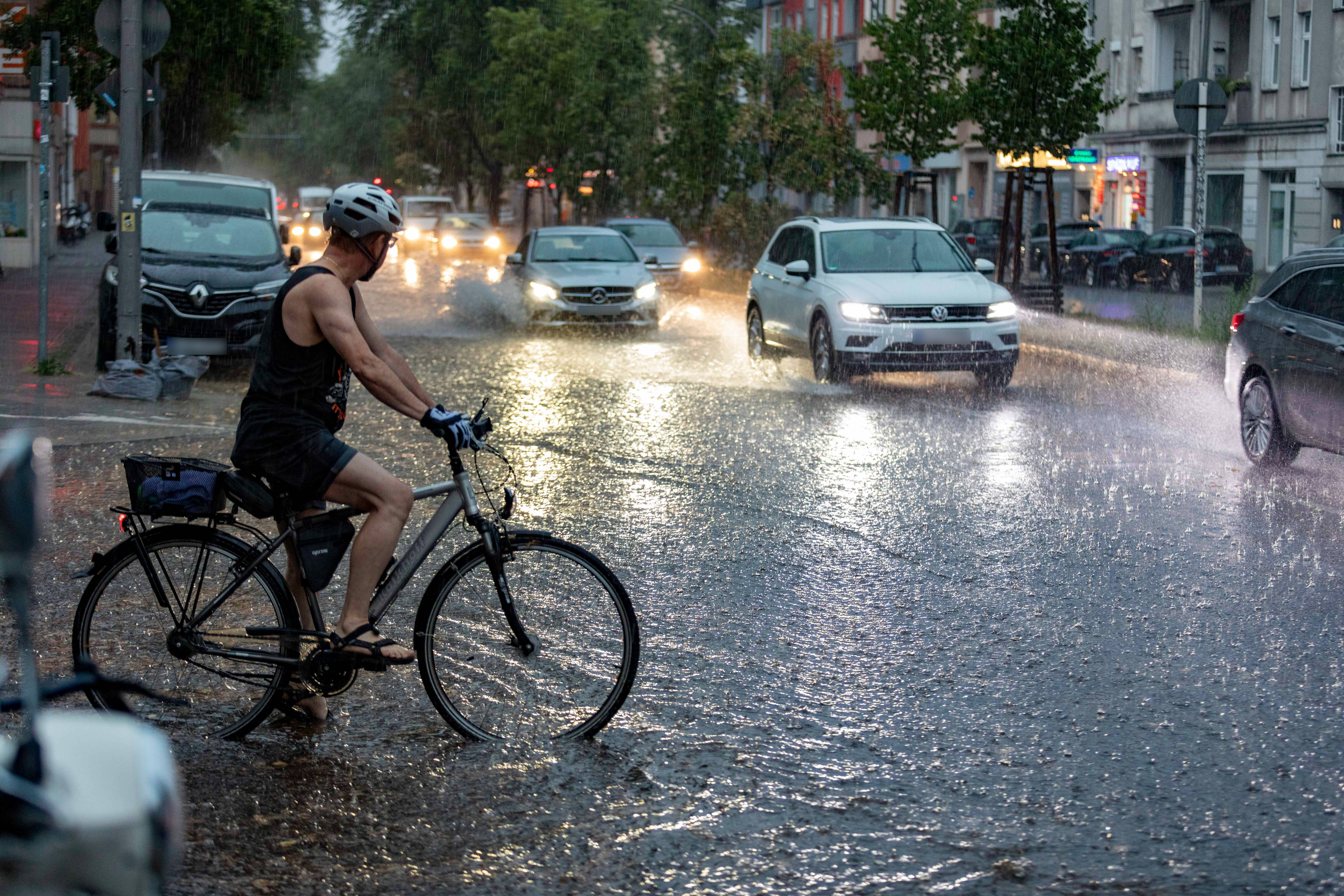 Wetter Wahnsinn geht weiter: Heftiger Regen im Osten – und trotzdem wird es der trockenste Sommer aller Zeiten!