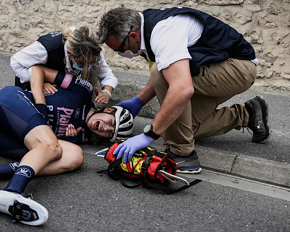 Nach ihrem Sturz wird die deutsche Fahrerin Laura Süßemilch von Sanitätern behandelt.  