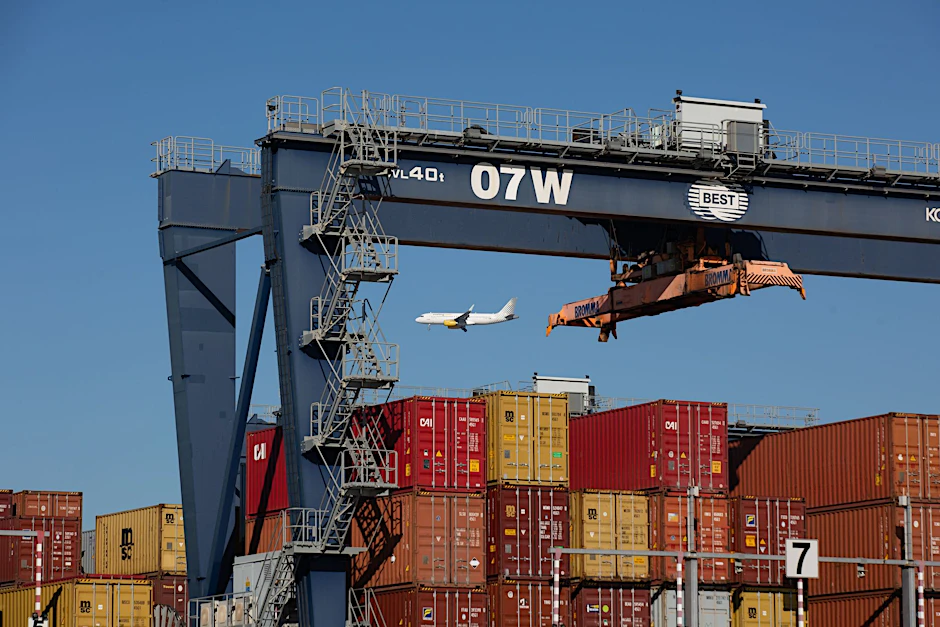 ARCHIV - Container im Hafen von Barcelona. Das Wirtschaft in der Eurozone ist zuletzt weniger stark gewachsen.  