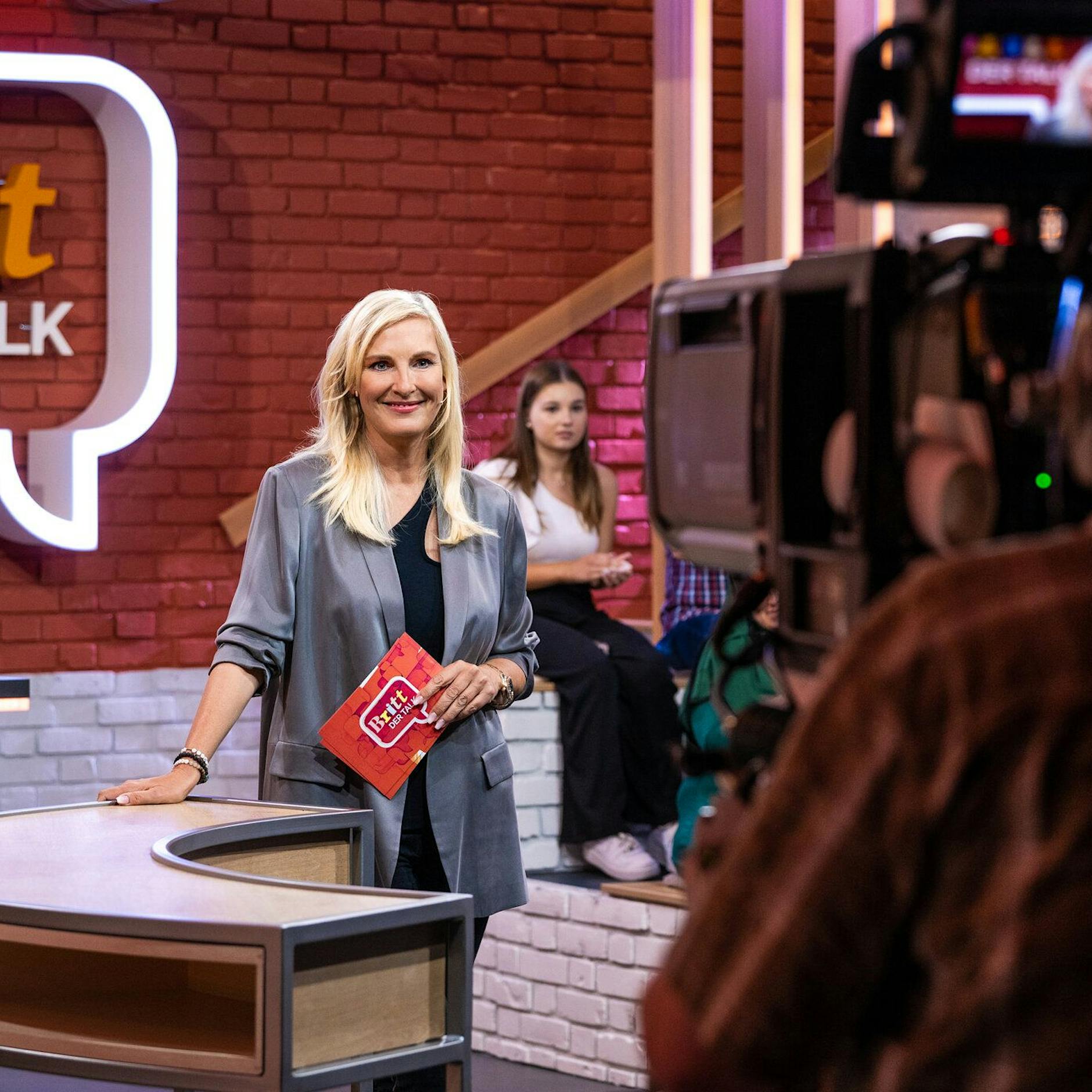 Fans begeistert! Britt Hagedorn kehrt mit klassischer 90er Jahre-Talkshow zurück!