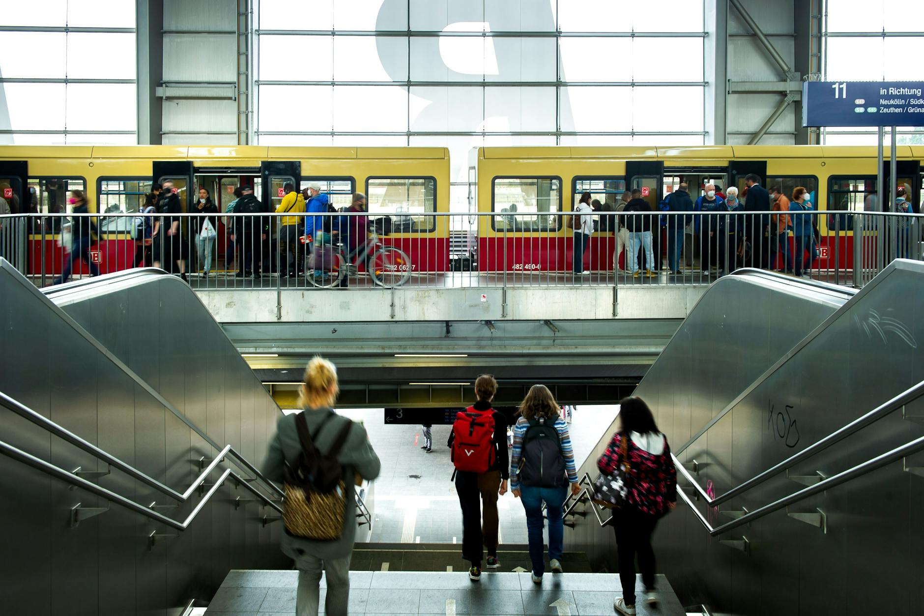 Fahrgäste am im Bahnhof Ostkreuz