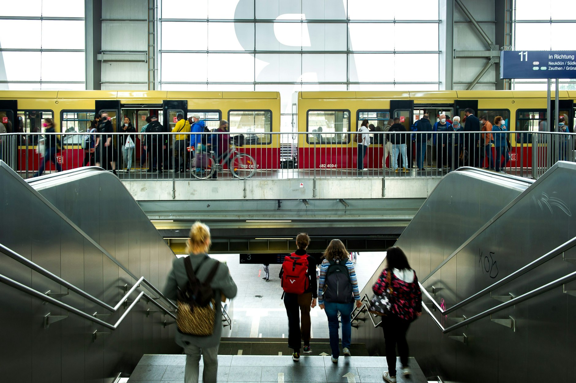 Fahrgäste am im Bahnhof Ostkreuz