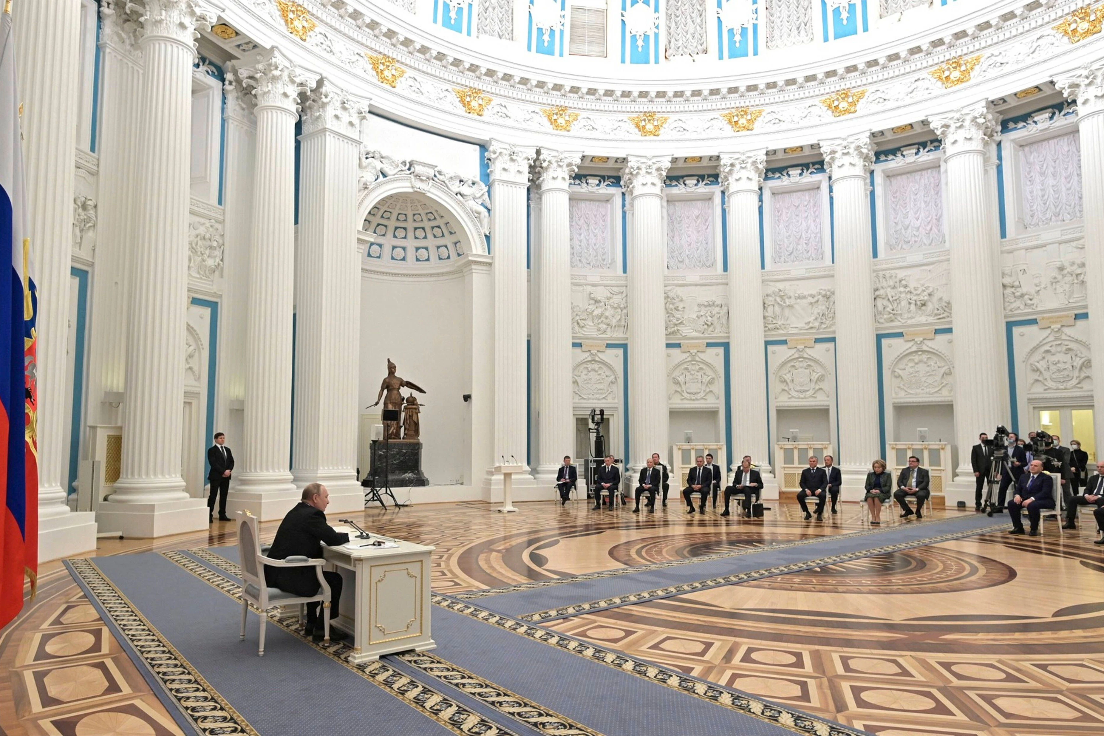 21. Februar 2022: Der russische Präsident Wladimir Putin leitet eine Sitzung des Nationalen Sicherheitsrates, in der die Anerkennung der ukrainischen Regionen Donezk und Lugansk erörtert wird, im Großen Palast des Kremls.