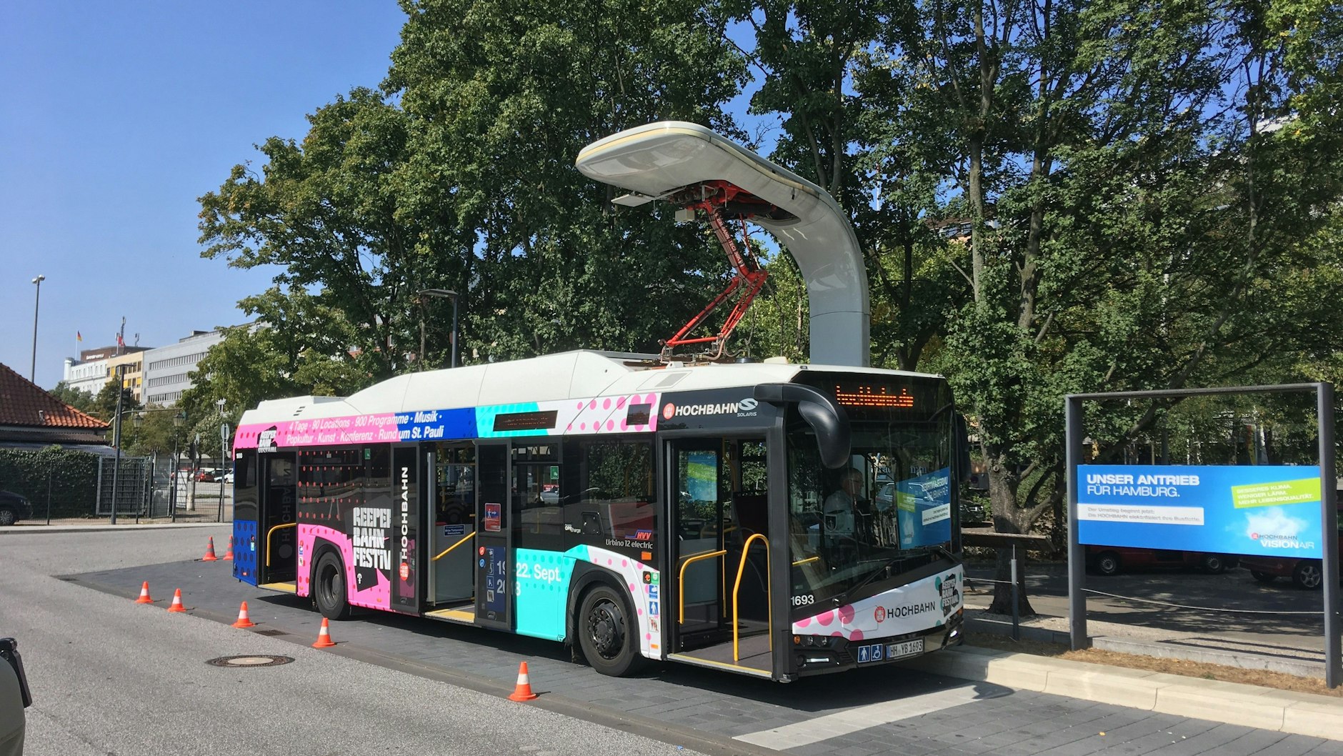 Beim Hamburger ZOB hat ein Bus der Hochbahn den Stromabnehmer ausgefahren.