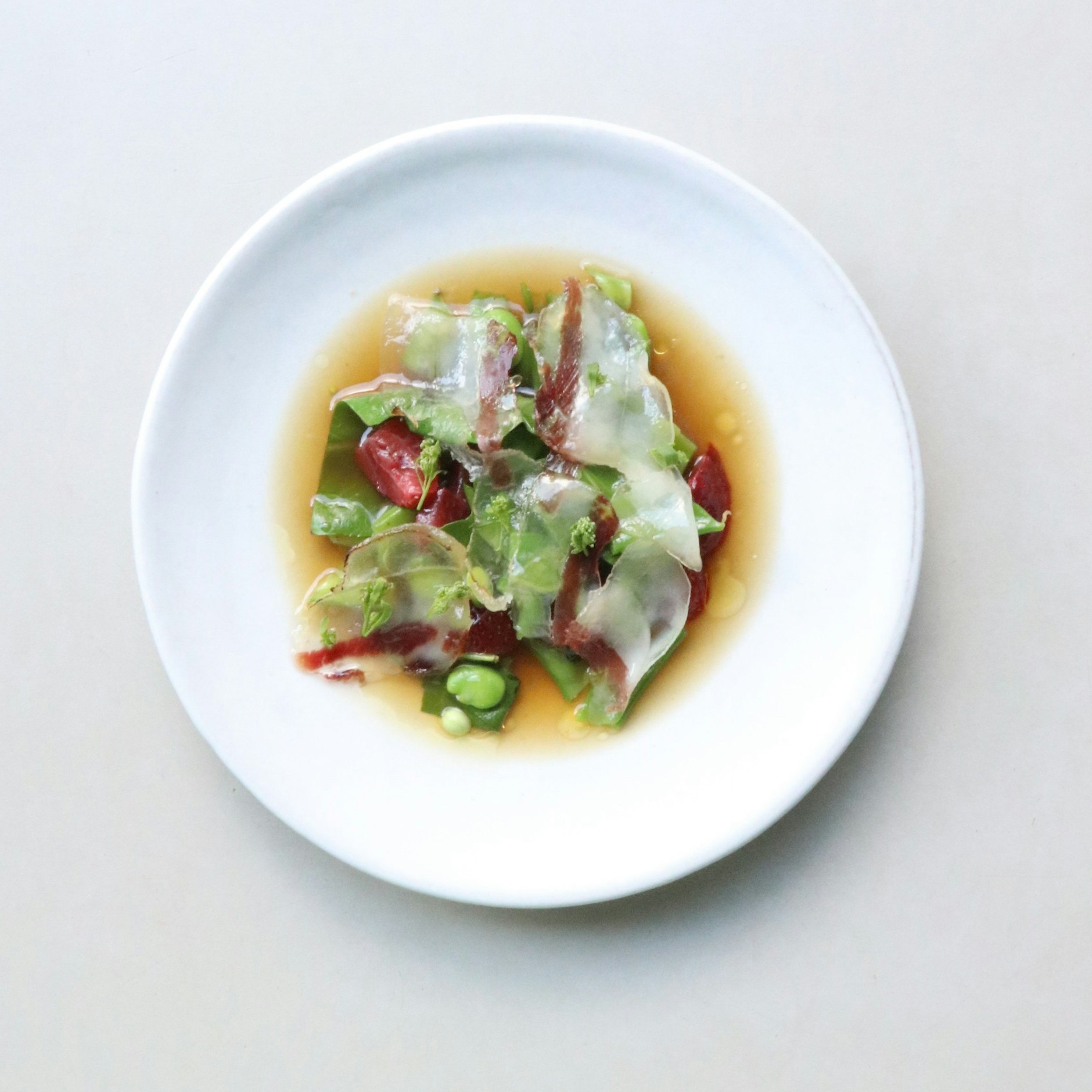 Kommt im Otto auf den Teller: Zuckerschnapperbsen, breite Bohnen, Erdbeeren und Pancetta, gereift in der Schorfheide.