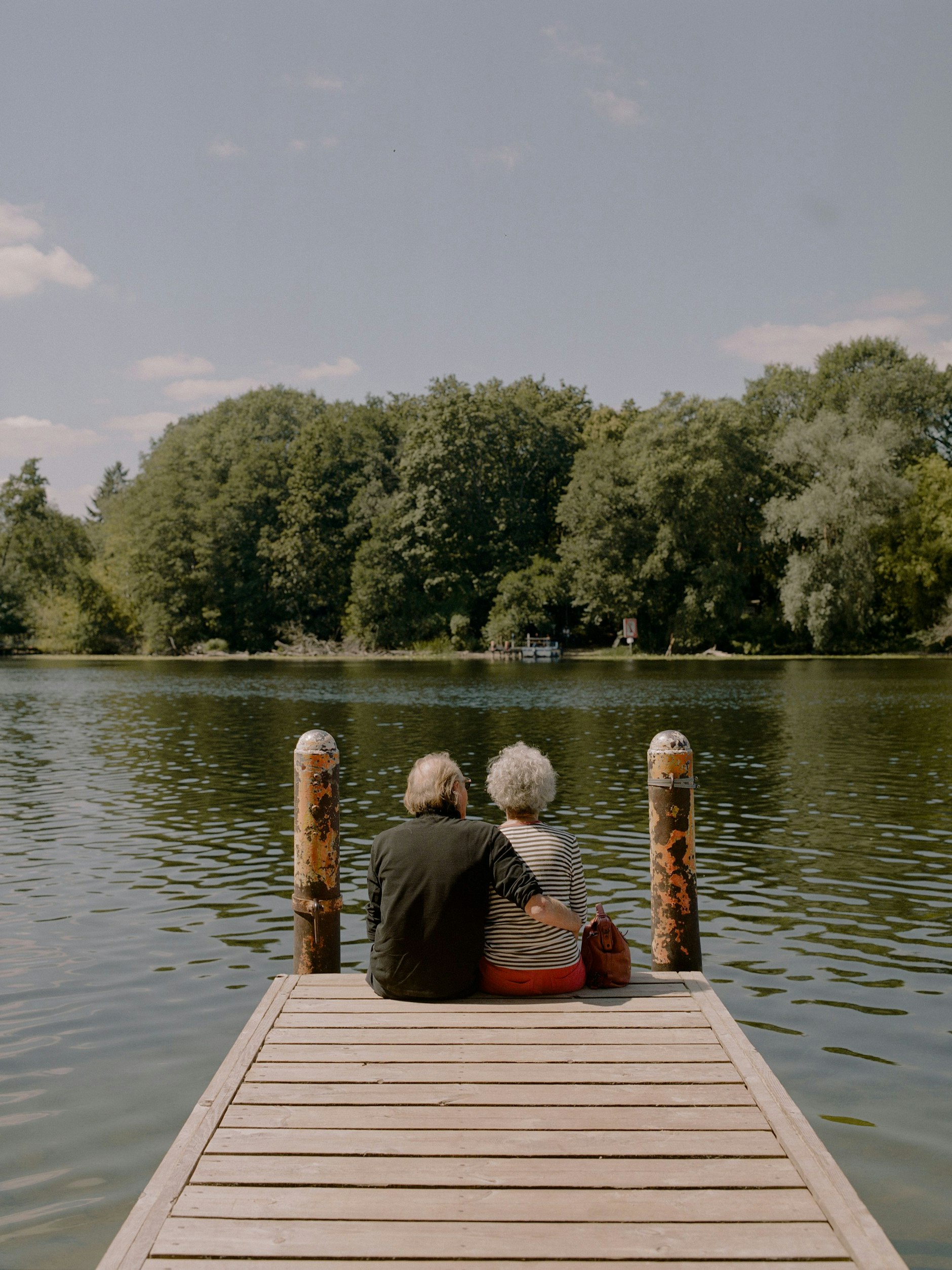 Ein Pärchen wartet am Badestrand Reiswerder auf die Fähre.