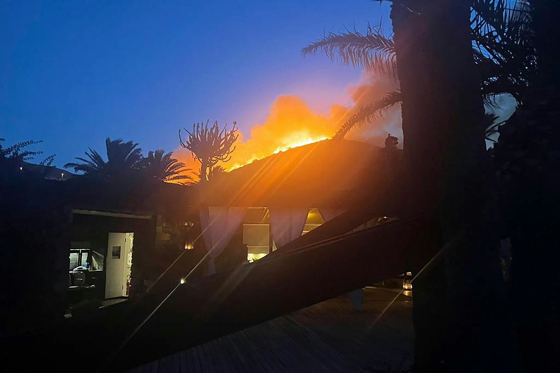 Flammen hinter der Villa von Giorgio Armani