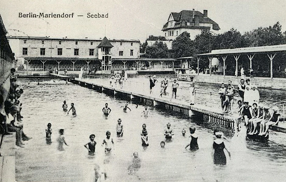 „Seebad Mariendorf“ im Jahr 1908: rechts vom Steg der Teil für Schwimmer, hinten Mitte der Sprungturm.