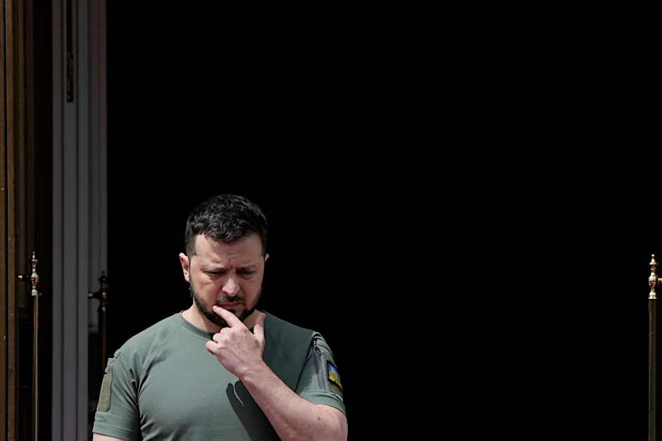 Wolodymyr Selenskyj vor seinem Amtssitz in Kiew. Heute empfängt der Präsident der Ukraine Gäste im westlich gelegenen Lwiw.