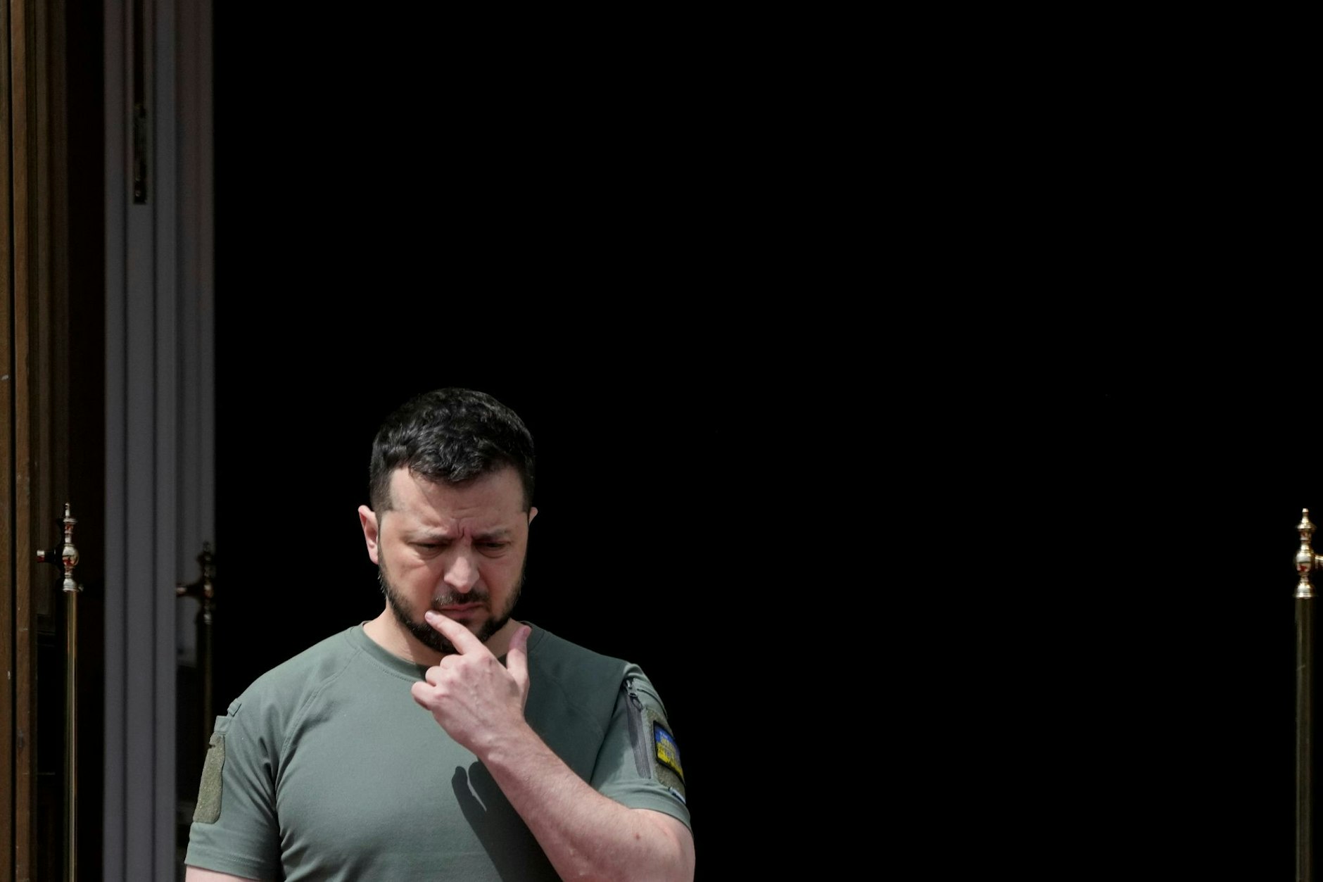 Wolodymyr Selenskyj vor seinem Amtssitz in Kiew. Heute empfängt der Präsident der Ukraine Gäste im westlich gelegenen Lwiw.