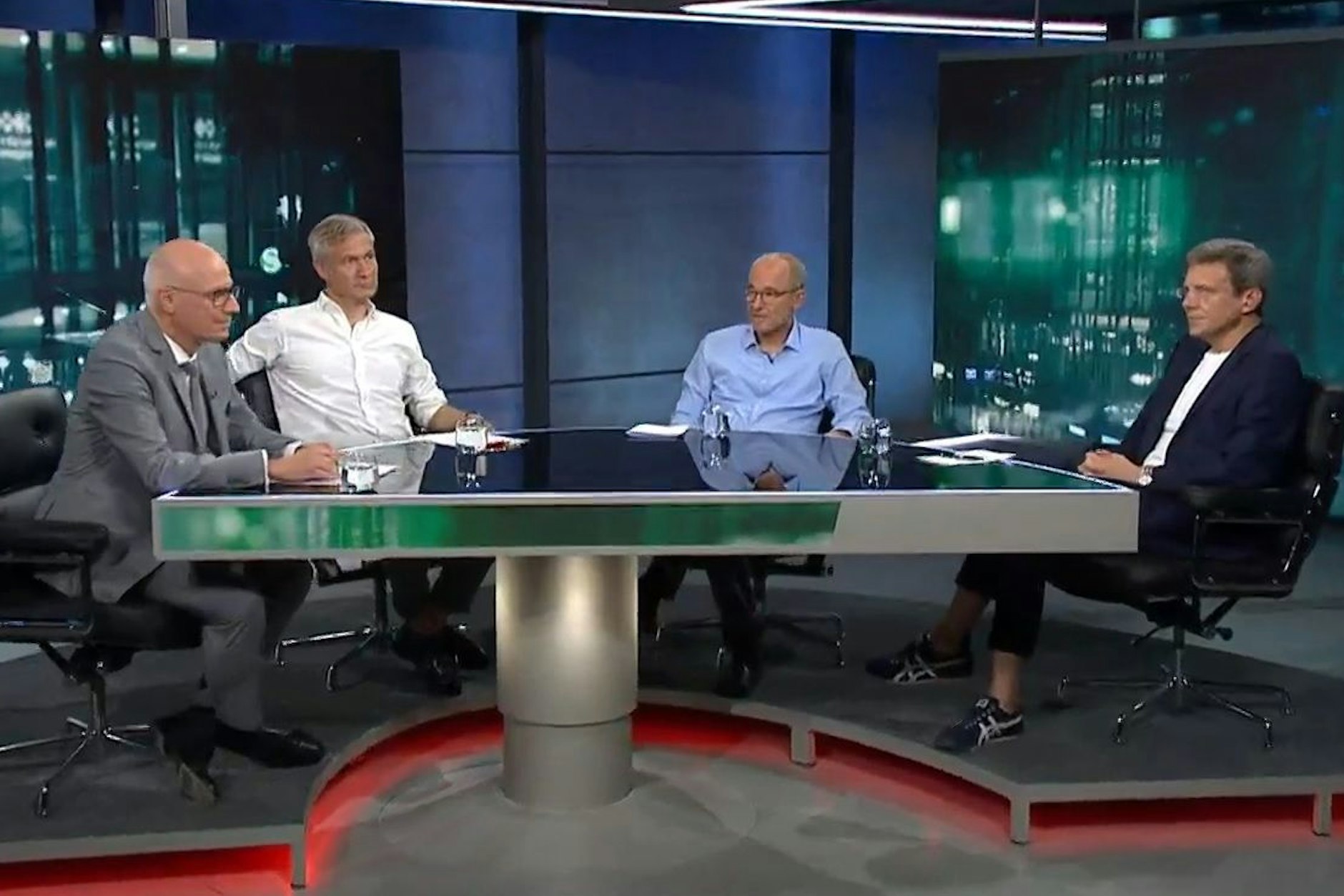 Über den RRB diskutierten Hagen Brandstäter (geschäftsführender rbb-Intendant), Jan Schulte-Kellinghaus (rbb-Programmdirektor), Rene Althammer (rbb-Redakteur, Leitung des „Teams-Recherche“ zur Aufklärung der Vorgänge), Ulf Poschardt (Chefredakteur WELTN24), Bettina Schmieding (Medienredakteurin beim Deutschlandfunk), Annette Dittert (ARD-Studio London).