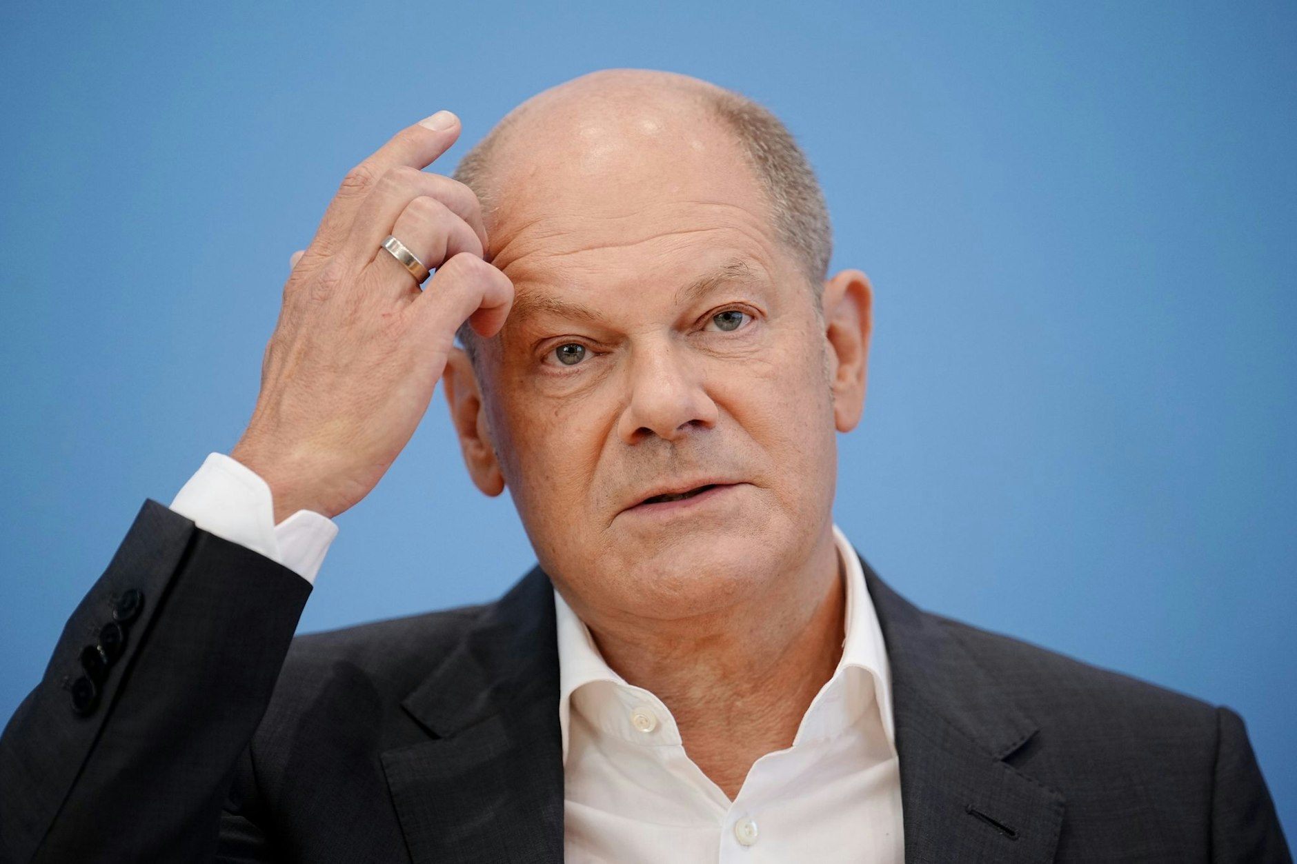 Kanzler Olaf Scholz (SPD) steht wegen der Cum-Ex-Affäre mächtig unter Druck.