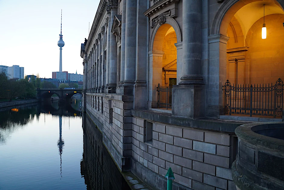 ARCHIV - Blick auf das beleuchtete Bode-Museum und den Fernsehturm am frühen Morgen.  