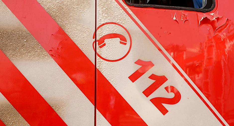 Die Notrufnummer «112» steht auf einem Rettungswagen  