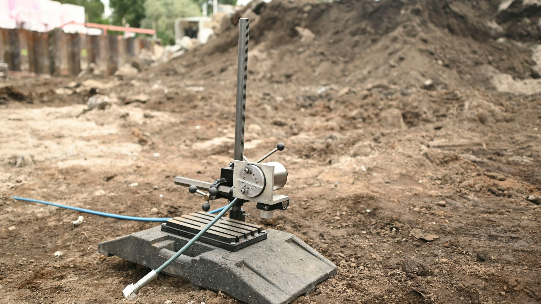 Mit diesem Gerät sollen die Zünder von der Bombe getrennt werden