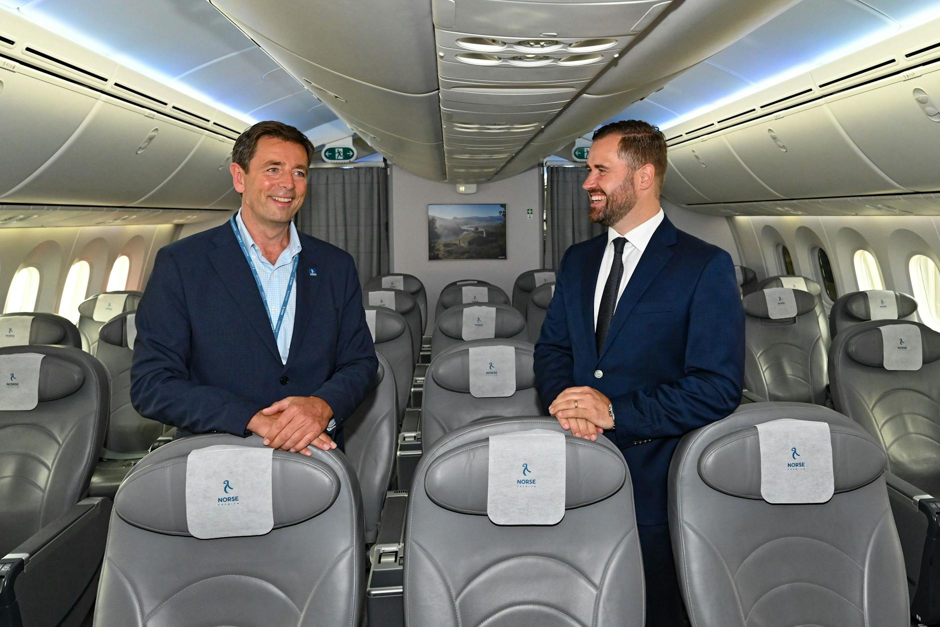 In der Premium-Klasse vor dem Erstflug nach New York: Bjørn Tore Larsen (l.), Gründer und Chef von Norse Atlantic Airways, und Thomas Hoff Andersson, Geschäftsführer Betrieb der Flughafengesellschaft FBB.