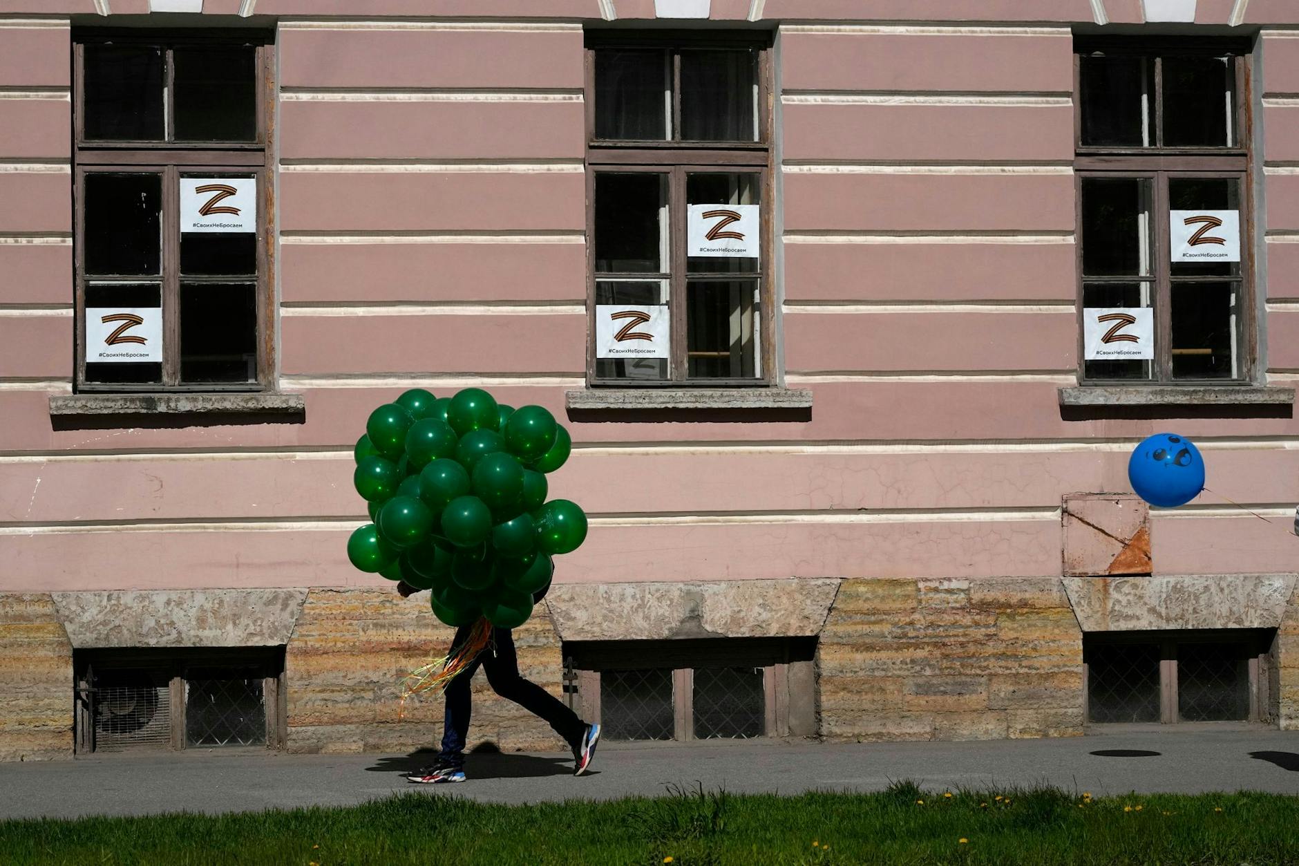 Im russischen Kronstadt sind Z-Buchstaben – ein Symbol des russischen Militärs – in den Fenstern eines Gebäudes angebracht. Die Mobilisierung der russischen Bevölkerung zur Unterstützung des Angriffskrieges auf die Ukraine bleibt aber gering, sagt Ekaterina Schulmann.