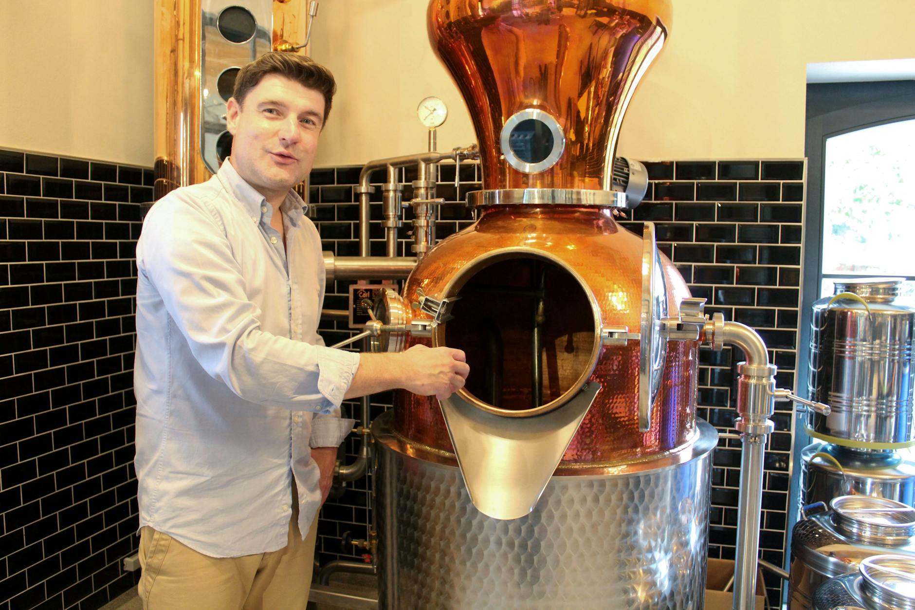 Robert Wacker hat sich mit einer Gin-Brennerei in der Prignitz selbstständig gemacht. In demkupferfarbenen Kessel wird der edle Tropfen mit heimischen Kräutern wie Brombeeren, Haferstroh oder Gänseblümchen gebrannt.